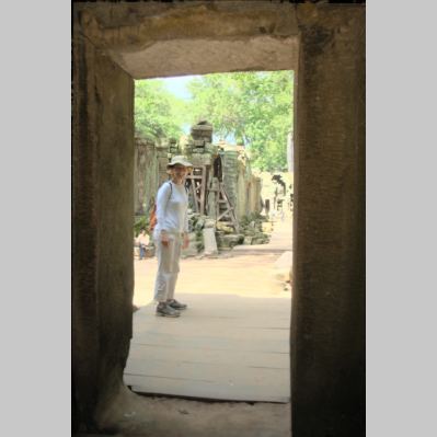 AngkorDoorway17